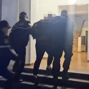 EMRI/ I dënuar në Itali për marrëdhënie seksuale me dhunë, arrestohet 46-vjeçari