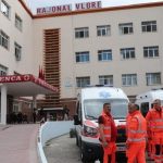 Nën efektin e alkoolit shkatërron derën e Urgjencës në Vlorë, shpallet në kërkim 31-vjeçari