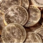 Një burrë francez gjen ar me vlerë 700,000 euro të groposur në kopshtin e tij