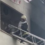 Momente paniku! Familja e bllokuar nga flakët, fëmija i mitur nxirret nga zjarrfikësit përmes ballkonit