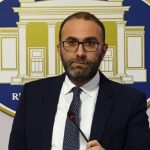 “Minimumi jetik të përcaktohet me ligj”, Bardhi: A mund të jetojë Balla me 40 mijë lekë në muaj?!