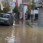 Reshjet e shiut sjellin përmbytjet e para në Lezhë, uji bllokon hyrjet e pallateve