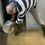 Përmbytet arkiva e Prokurorisë së Korçës, punonjësit e heqin ujin me kova