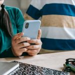 Franca planifikon ndalimin e telefonave celularë në shkollat ​​e mesme