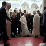 Papa Leoni XIV viziton Turqinë, heq këpucët kur futet në Xhaminë Blu (Video)