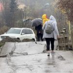 Kolonjë/ 12 fshatra u bllokuan pas dëmtimit të urës, banorët protestë: Ka katër vjet që nuk është vënë dorë