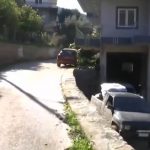 Me fëmijë në krah, 25-vjeçari rrëzohet nga ballkoni, humb jetën i mituri në Greqi