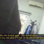 “Më pelqejnë brekët e zeza” doktori ngacmon pacienten seksualisht, e prek dhe… Kamera e fshehtë