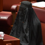 Senatorja australiane shkakton debat në parlament pasi hyn e veshur me hixhab