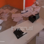 Skandal në Gjirokastër: Dokumetat me të dhëna të qytetarëve të hedhura përtokë