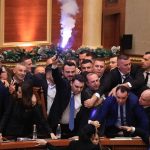 Kaosi në parlament, përjashtohen Klevis Balliu dhe Flamur Noka