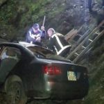 Aksidenti/ 12-vjeçari në Tiranë merr makinën e të atit dhe përfundon jashtë rruge, dy të plagosur