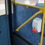 E mitura mbeti e dëmtuar nga mbyllja e derës, procedohet shoferi i autobusit në Tiranë