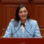 Të rinjtë, në ‘seancën’ e Kuvendit, Zegjine Çaushi: Para 8 vitesh edhe unë isha këtu, sot jam si deputete dhe ëndrra ime u bë realitet