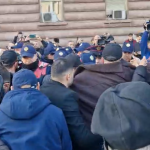 Tensione gjatë protestës së “Shqipëria Bëhet” para Kryesisë së Kuvendit, përplasje e shtyrje me policinë