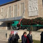 Përgatitje për skenarë dhune në protestën e opozitës? Kryeministria merr masa, heq pemën e Vitit të Ri