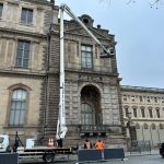 Muzeu i Luvrit vendos shufra hekuri mbi dritaren e famshme nga hynë grabitësit