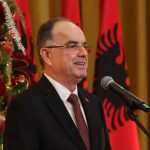 Vjen dhe urimi i Presidentit Begaj për Krishtlindje: Paqe dhe gëzim për njerëzit tuaj të dashur