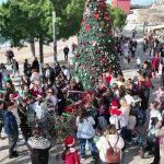 Babagjyshi i Himarës “zbret nga qielli” me parashutë, shpërndahen dhjetra dhurata