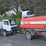 Defekti në tubacionin kryesor, mbi 10 autobotë dhe zjarrfikëse shpërndajnë ujë për qytetarët e Vlorës