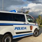 Aksident në Fier, furgoni policisë bie në kanal! Dy efektivë përfundojnë në spital