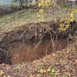 Një gropë karstike 7-metra shfaqet pranë banesave në Belsh, banorët të shqetësuar