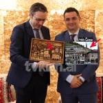 Kur historia zhduket me Photoshop, Xhamia del pa minare në foton zyretare!