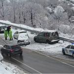 Aksident në afërsi të tunelit të Murrizit, borëpastruesja përplas tre automjete. Lëndohen disa persona