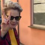 Kryemadhi shkon në GJKKO, përshëndet me dy gishta gazetarët dhe operatorët