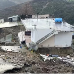 Shembet shtëpia e të moshuarve në Vlorë: Muri rrezikonte të na zinte poshtë. Nuk kemi ku të strehohemi