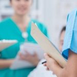 Shoqata e Infermierëve të Shqipërisë: Stafi mjekësor pa rroga që në dhjetor