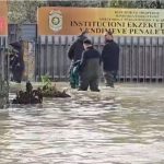 Përmbytet paraburgimi në Durrës, Ministri i Drejtësisë shkon për vizitë! Lamallari drejt hyrjes me çizme