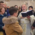 Moti i keq ndryshon traditën në Ersekë, kryqi i bekuar i jepet 13-vjeçarit brenda kishës