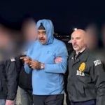 I rrethuar nga zyrtarë amerikanë, foto e re e Maduros në paraburgim