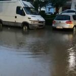 Reshjet e shiut përmbytin Durrësin dhe Lezhën, situata më problematike në rrugë dhe në disa shkolla