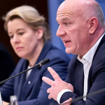 Kryebashkiaku i Berlinit nën kritika, luajti tenis gjatë kolapsit energjetik në kryeqytet