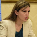 Thyen masën e arrestit shtëpiak dhe tenton t’i djegë makinën ish-bashkëjetuesit: arrestohet drejtoresha e Emigracionit në Ministrinë e Brendshme