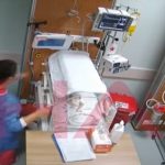 Pamje tronditëse nga një maternitet/ Infermierja dhunon brutalisht një bebe 5-ditëshe, foshnja pëson paralizë