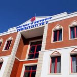 Dhunuan oficeren në hyrje të komisariatit, arrestohen dy gratë në Tiranë