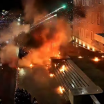 Tension në protestën e opozitës! Molotov, gaz lotsjellës dhe përplasje fizike, arrestohen 20 protestues