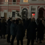 Tregtarët e Vlorës në protestë para Bashkisë, tre ditë kohë për tu larguar nga tregu