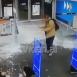 I dehur nuk e sheh fare, burri hedh në tokë derën e aeroportit