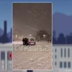 Mbulohet vendi nga bora, policët dhe qytetarët luftë me topa bore!