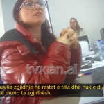 Sheh gazetaren e Stop, punonjesja e Tatimeve mbyllet në banjo se nuk di të përgjigjet