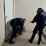 25-vjeçari kërkohej për vjedhjen e 2 banesave, kapet mat duke grabitur bixhuteri në një shtëpi tjetër