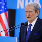 Rama me helikopter në Korçë/ “30 mijë euro bileta e mëngjesit”, Berisha-qytetarëve: Qëllojeni me domate dhe vezë