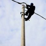 Tragjike në Lezhë/ Ra në kontakt me energjinë elektrike, humb jetën elektricisti!