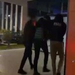 Theu masën e sigurisë dhe dhunoi një mjek, arrestohet 28-vjeçari në kërkim