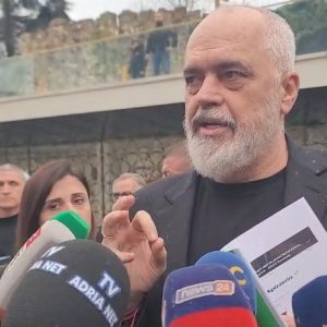 Edi Rama pas takimit në Durrës: Projekti urbanistik vijon, do të kryhen prishje dhe verifikime