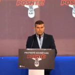 “Nuk vjen ndryshimi nga kafenetë dhe divanet e shtëpisë”, Hasimja në protestën e PD: Kemi më shumë nevojë se kurrë për frymë bashkimi!